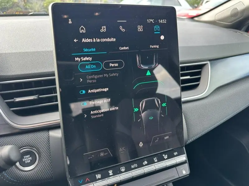 Tablette tactile centrale du Renault Captur 2026 affichant les aides à la conduite, avec tableau de bord gris et aérateurs visibles.