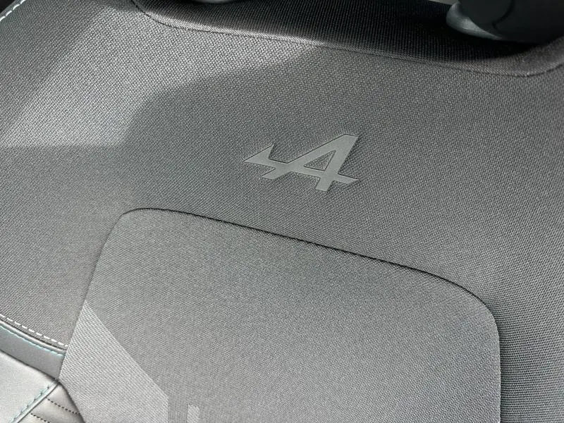Détail intérieur du tapis de sol avec logo Alpine embossé, tissu gris du Renault Captur 1.8 E-Tech hybride 2026.