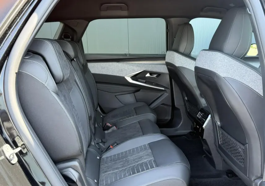 Vue intérieure côté gauche sur la banquette arrière en sellerie Alcantara gris et tissu chiné du Peugeot 5008 noir Perla.