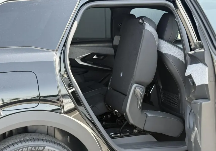 Vue côté gauche arrière du Peugeot 5008 noir Perla, siège rabattable en Alcantara avec surpiqûres visibles.