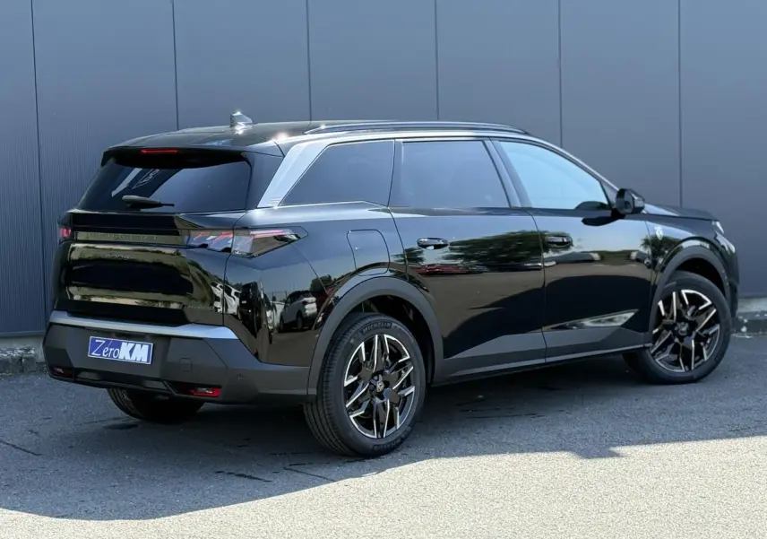 Vue 3/4 arrière droite du Peugeot 5008 Hybrid noir Perla avec jantes alliage 19'' et hayon électrique.