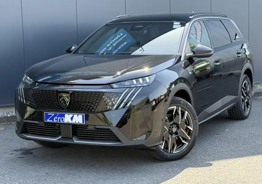Peugeot 5008 Hybrid 145 GT noir Perla en 3/4 avant droit avec jantes alliage 19'' diamantées et calandre noire.