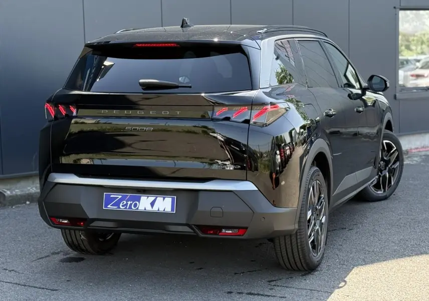 Vue 3/4 arrière droite du Peugeot 5008 noir Perla avec feux arrière à griffes LED et jantes alliage 19 pouces.