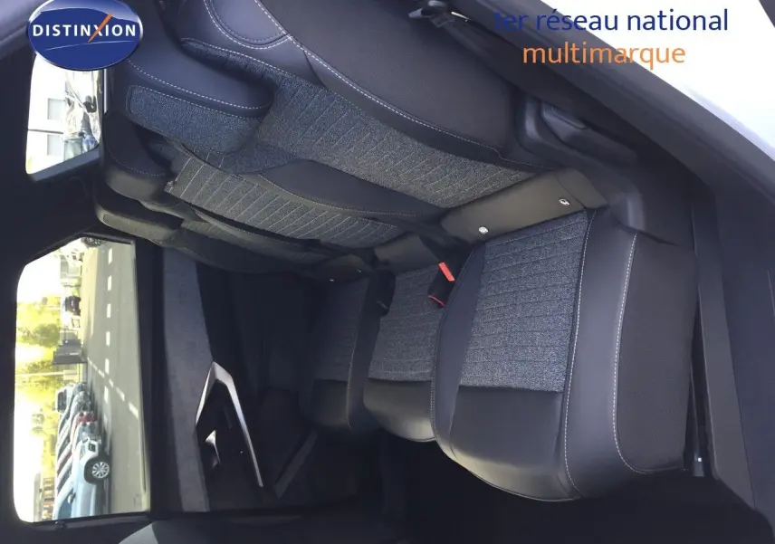 Vue intérieure des sièges arrière en tissu gris et cuir noir du Peugeot 5008 Hybrid 2025, côté droit ouvert.