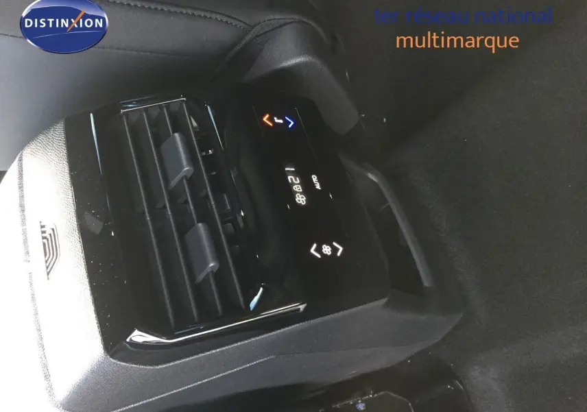 Vue rapprochée de la commande de climatisation arrière noire du Peugeot 5008 Hybrid 2025 blanc Okenite Metal.