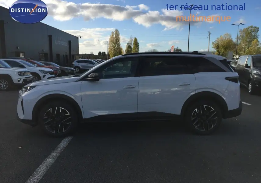 Peugeot 5008 blanc Okenite métal vu de profil côté gauche, avec toit noir et jantes alliage noires.
