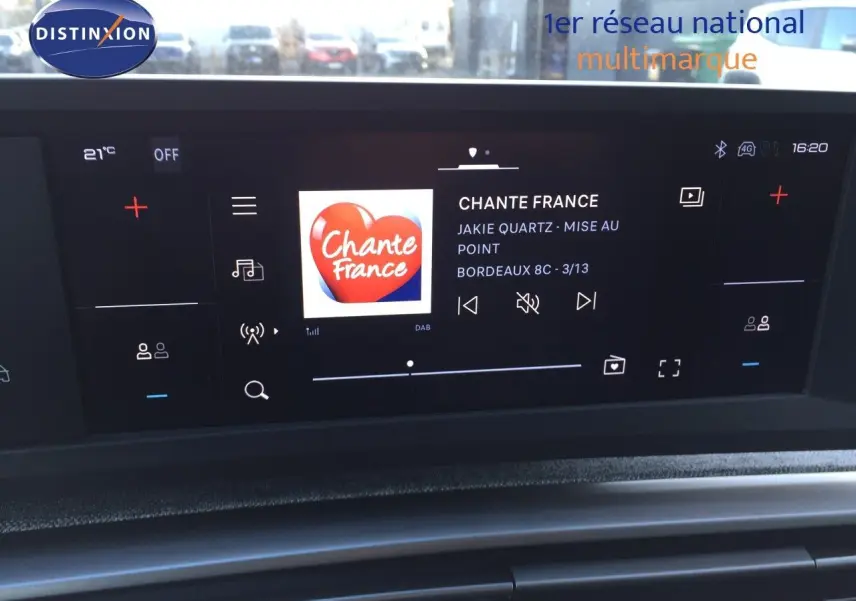 Écran tactile multimédia intérieur du Peugeot 5008 Hybrid 2025 affichant la radio Chante France à 16h20