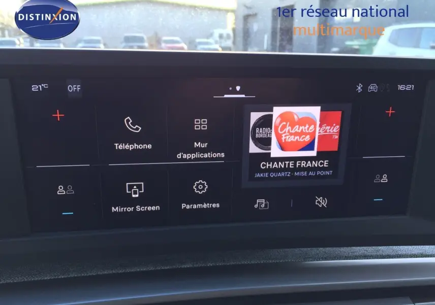 Écran tactile central du tableau de bord du Peugeot 5008 Hybrid 2025 affichant les options multimédia et téléphone.