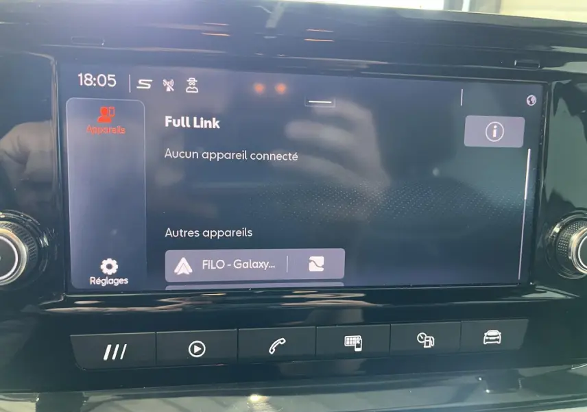 Écran tactile central du système MediaSystem+ du SEAT Arona blanc, affichant la connexion Bluetooth inactive.