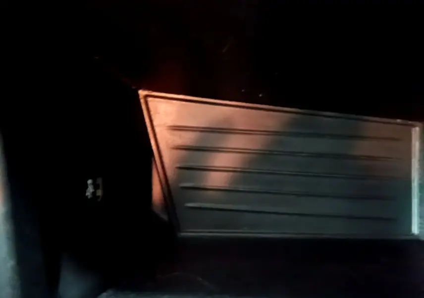 Détail du tapis de sol noir dans l'habitacle d'une BMW X2 sDrive18i Lounge DKG7 2023.