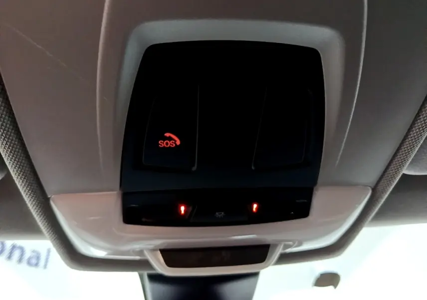 Vue intérieure du plafonnier avec bouton SOS rouge allumé sur BMW X2 noir sDrive18i Lounge 2023.