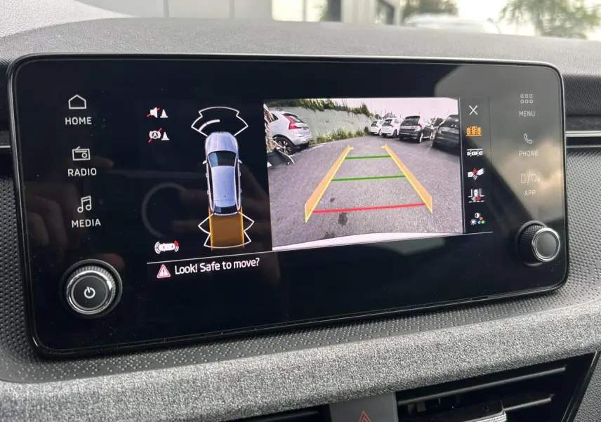 Écran tactile intérieur montrant la caméra de recul active du Skoda Scala TSI 116 DSG7 Sélection.