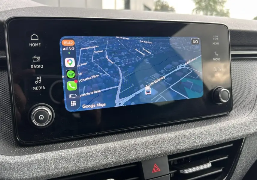 Écran tactile central 8,25 pouces de la Skoda Scala TSI 116 DSG7 affichant une carte GPS Google Maps.