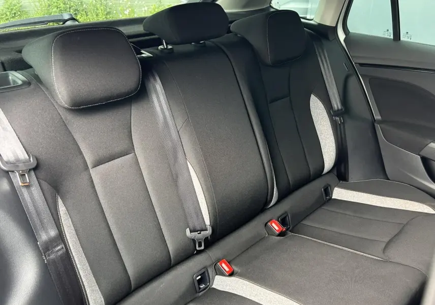 Vue intérieure des sièges arrière noirs avec surpiqûres claires de la Skoda Scala TSI 116 DSG7 Sélection 2025.