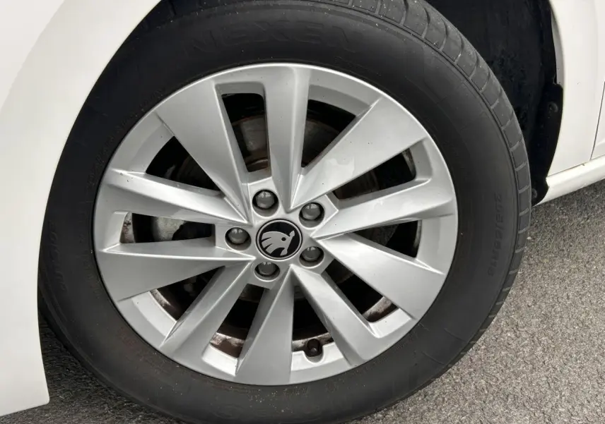 Gros plan sur la jante alliage 16 pouces Cortadero Aero argentée d'une Skoda Scala Blanc Candy, vue côté droit.