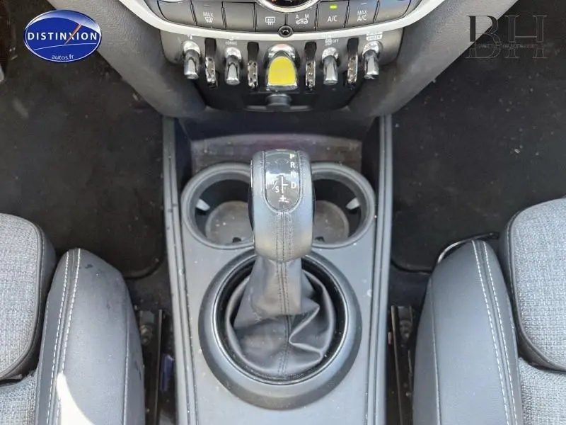 Le levier de vitesse automatique de la MINI Countryman Cooper SE Moonwalk Grey vu de dessus, entouré des sièges avant.