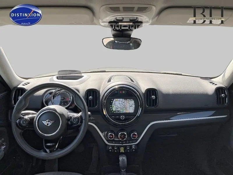 Tableau de bord noir de MINI Countryman Cooper SE 2019, vue frontale avec écran GPS central et volant multifonction.