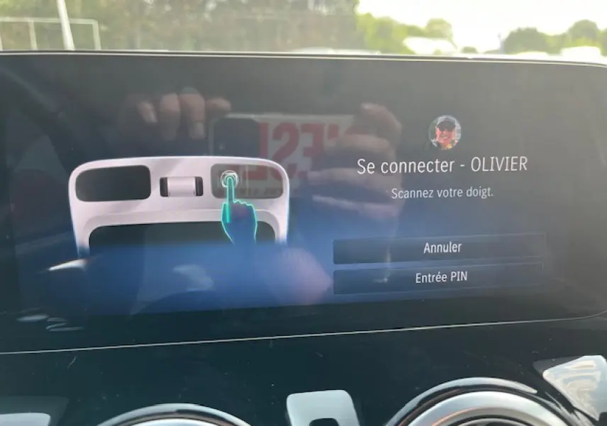 Écran tactile intérieur du Mercedes GLA 250 e Hybrid 2024 montrant la connexion par empreinte digitale.