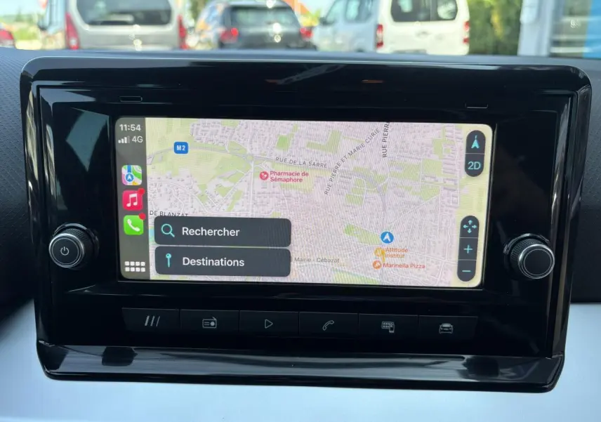 Écran tactile central du système MediaSystem+ de la SEAT ARONA 2024 affichant une carte GPS en mode 2D.