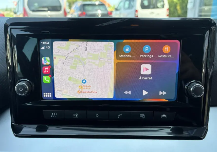 Écran tactile central du système MediaSystem+ de la SEAT ARONA 2024 affichant une carte et des options multimédia.