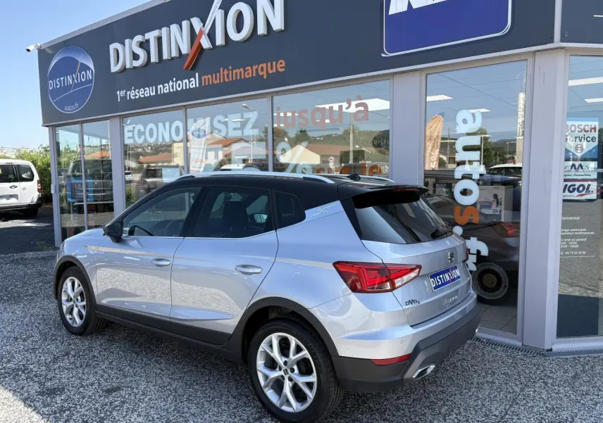 SEAT Arona 2024 GRS vue 3/4 arrière côté gauche, jantes alliage 16 pouces et toit noir contrasté visible