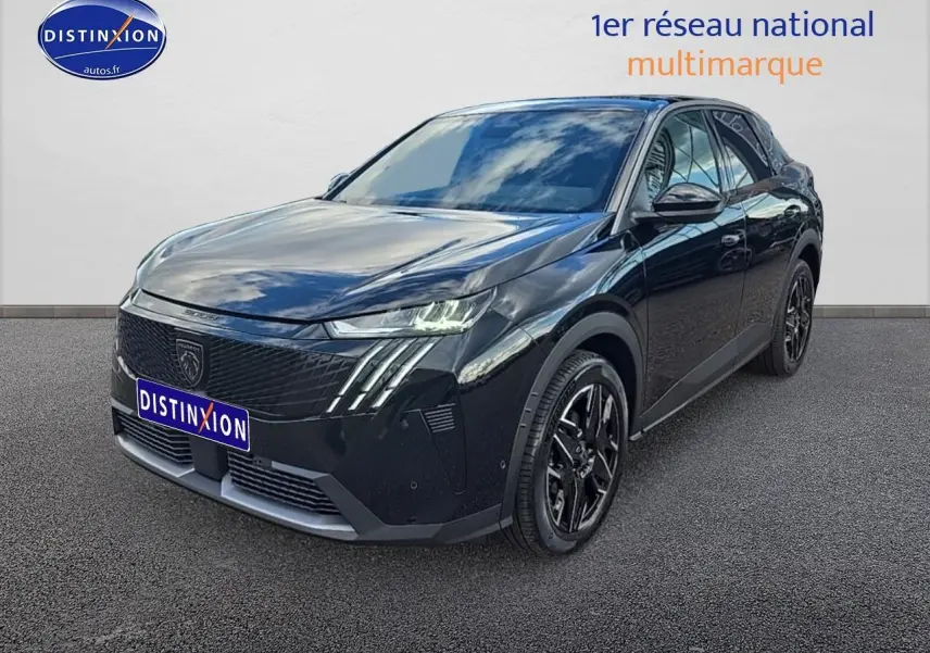 Peugeot 3008 noir en 3/4 avant droit, avec calandre noire et jantes alliage noires brillantes.