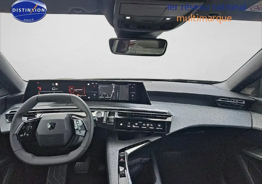 Intérieur avant du Peugeot 3008 noir 2025, tableau de bord moderne avec écran tactile panoramique et volant cuir multifonction.