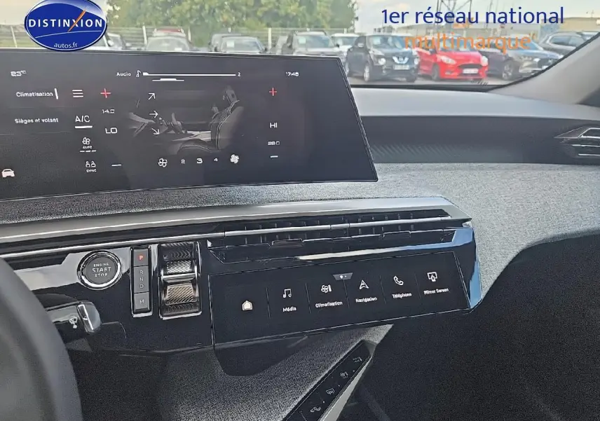 Tableau de bord et écran tactile du Peugeot 3008 noir 2025, vue intérieure côté conducteur avec commandes modernes.