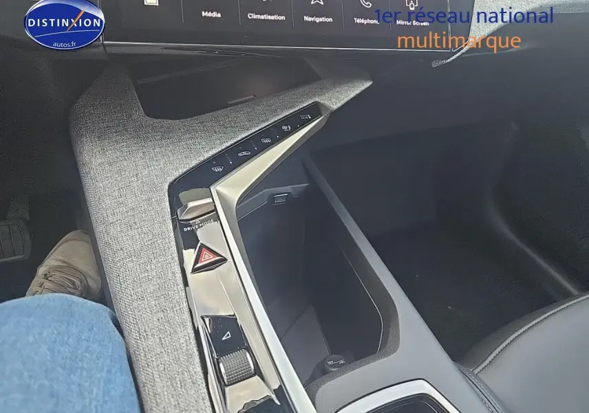 Vue intérieure centrée sur la console centrale et rangement du Peugeot 3008 noir 2025 finition Allure.