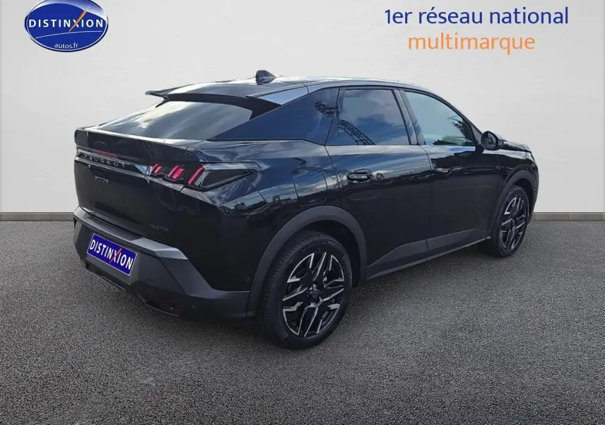 Peugeot 3008 noir vue 3/4 arrière droit, avec jantes alu et feux arrière LED distinctifs.