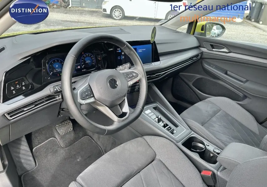 Intérieur de Volkswagen Golf 1.5 eTSI 150CH DSG7 Style 2020, vue côté conducteur sur tableau de bord et sièges gris.
