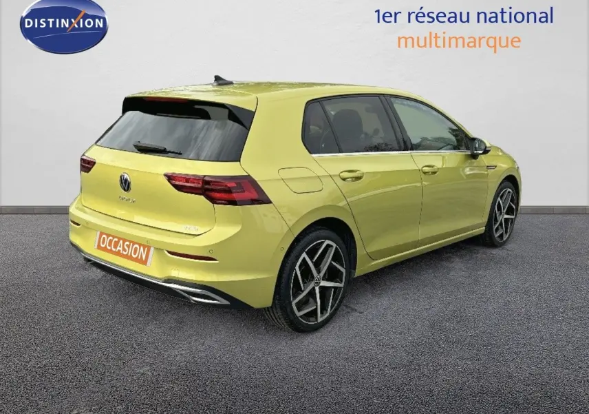 Volkswagen Golf 1.5 eTSI jaune vue 3/4 arrière droit avec jantes alliage et hayon fermé