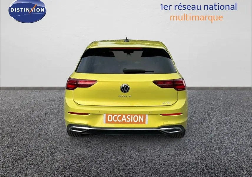 Vue arrière d'une Volkswagen Golf jaune 1.5 eTSI 150CH DSG7 Style avec feux LED et double sortie d'échappement.