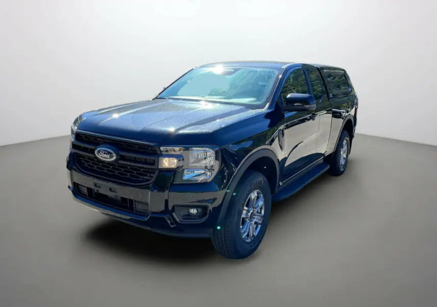 Ford Ranger 2025 noir shadow en 3/4 avant droit, avec cabine SuperCab et toit rigide HD-Top.