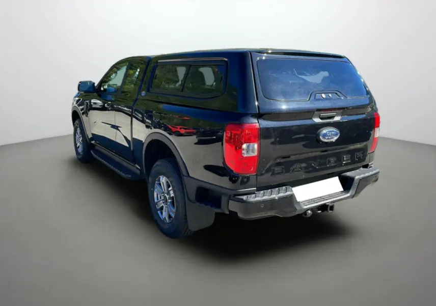 Ford Ranger 2025 noir shadow en 3/4 arrière droit avec capot de benne HD-Top et jantes alliage.