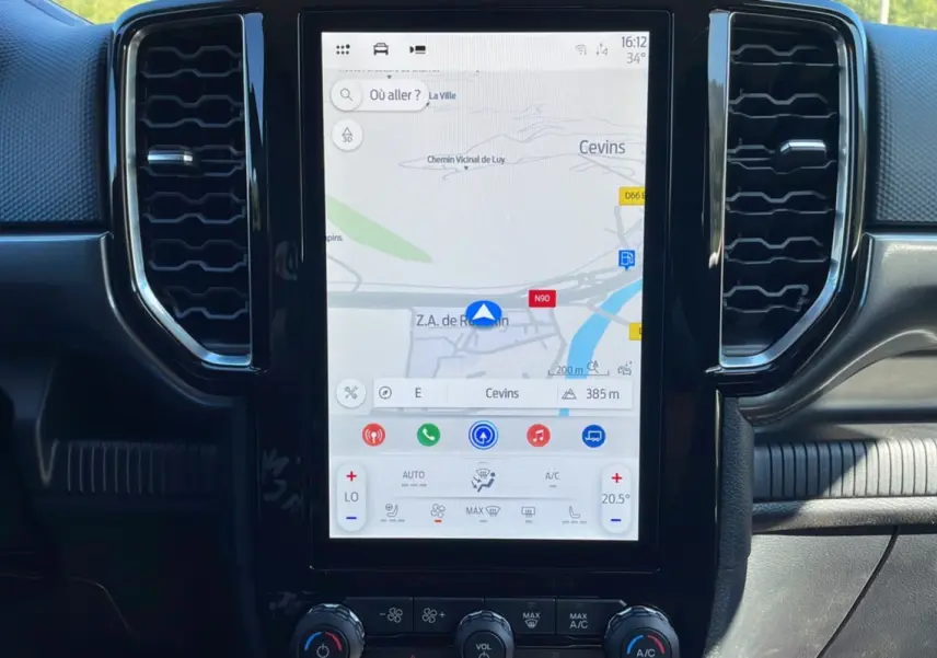 Écran tactile central du Ford Ranger 2025, version XLT noir shadow, affichant la navigation GPS en intérieur cabine.