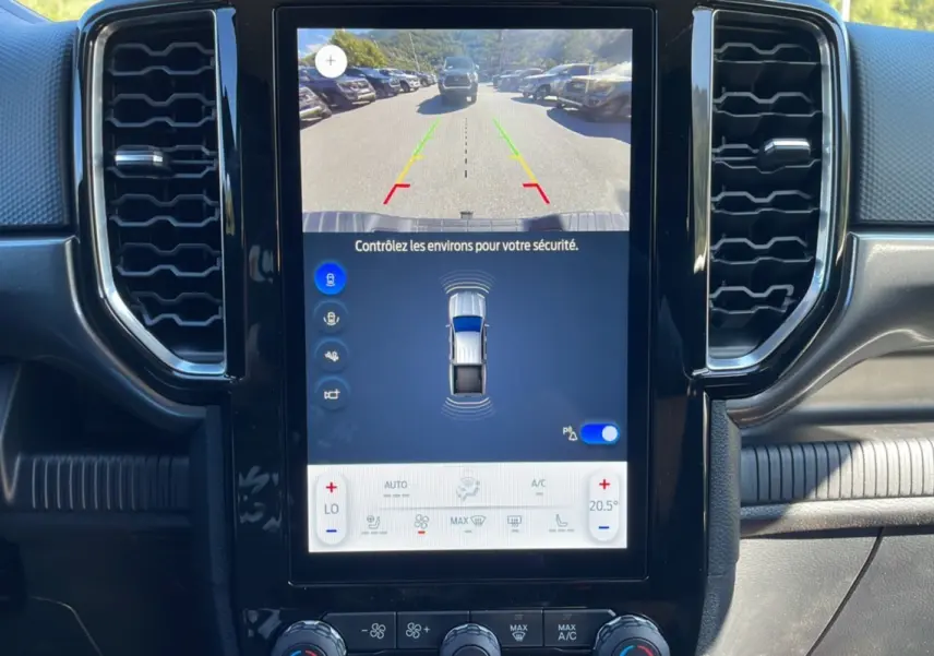 Écran central du Ford Ranger 2025 montrant la caméra de recul et l'affichage des capteurs de stationnement.