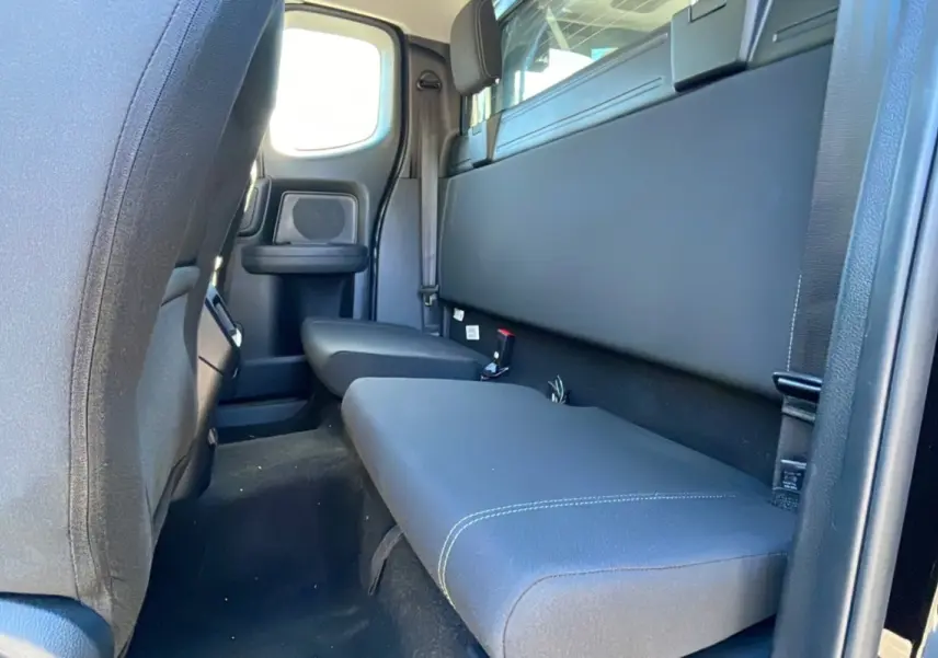 Vue intérieure arrière du Ford Ranger 2025 noir shadow, montrant la banquette arrière compacte du Supercab.