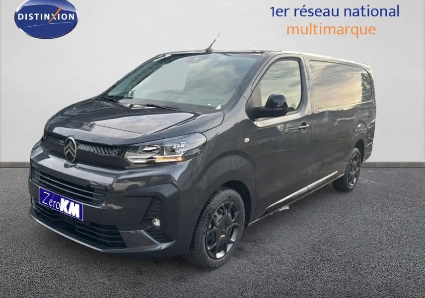 Vue 3/4 avant droit d'un Citroën Jumpy Fourgon XL gris titane métallisé avec jantes noires et calandre noire.