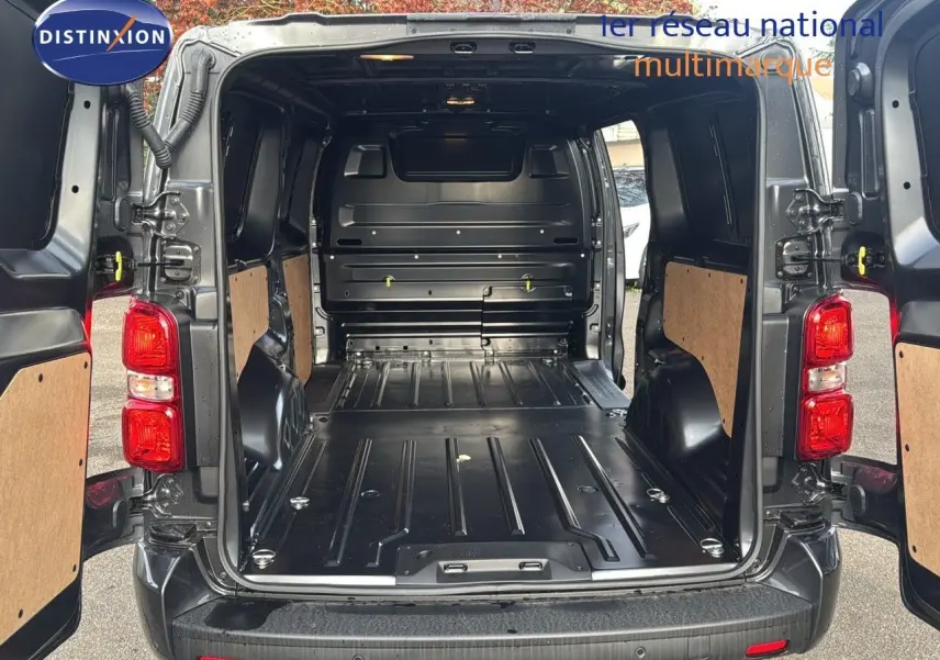 Vue arrière ouverte du Citroën Jumpy Fourgon XL gris titane métal, montrant l'espace de chargement vide et les portes battantes.