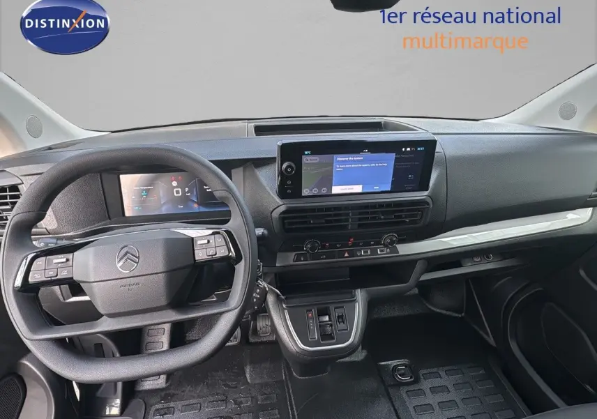 Tableau de bord moderne du Citroën Jumpy Fourgon XL gris titane, vue intérieure frontale avec écran tactile et volant multifonction.