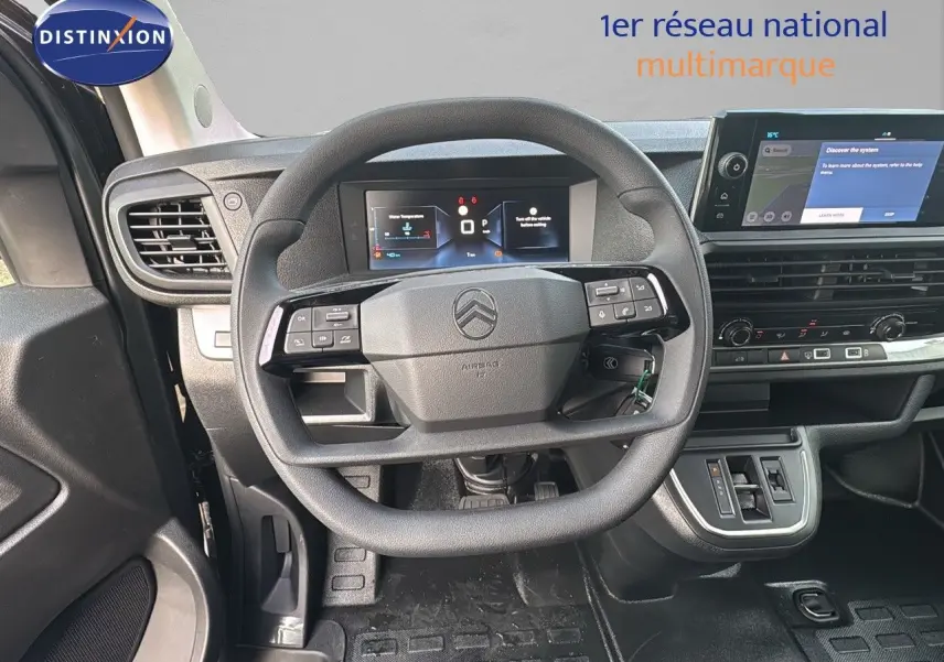 Vue intérieure centrée sur le volant multifonction et le tableau de bord numérique du Citroën Jumpy Fourgon gris titane 2025.