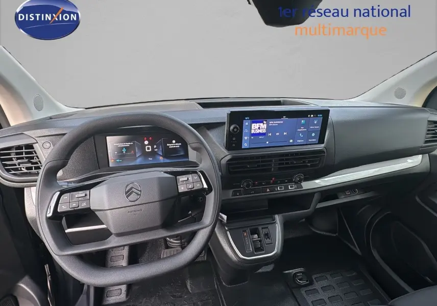 Vue intérieure du tableau de bord et volant du Citroën Jumpy Fourgon XL 2025, avec écran tactile et commandes au volant.