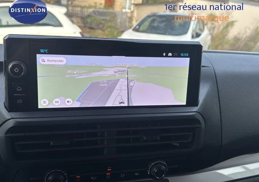 Tableau de bord du Citroën Jumpy Fourgon XL 2025 avec écran GPS tactile affichant une carte en navigation.