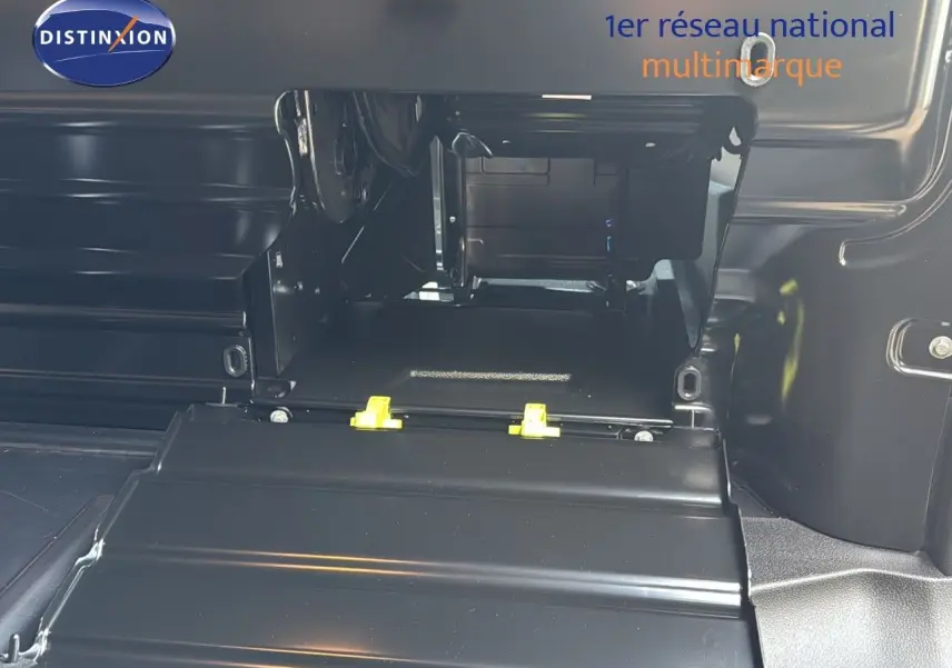 Détail du compartiment de chargement arrière du Citroën Jumpy Fourgon gris titane métal, montrant la structure interne.