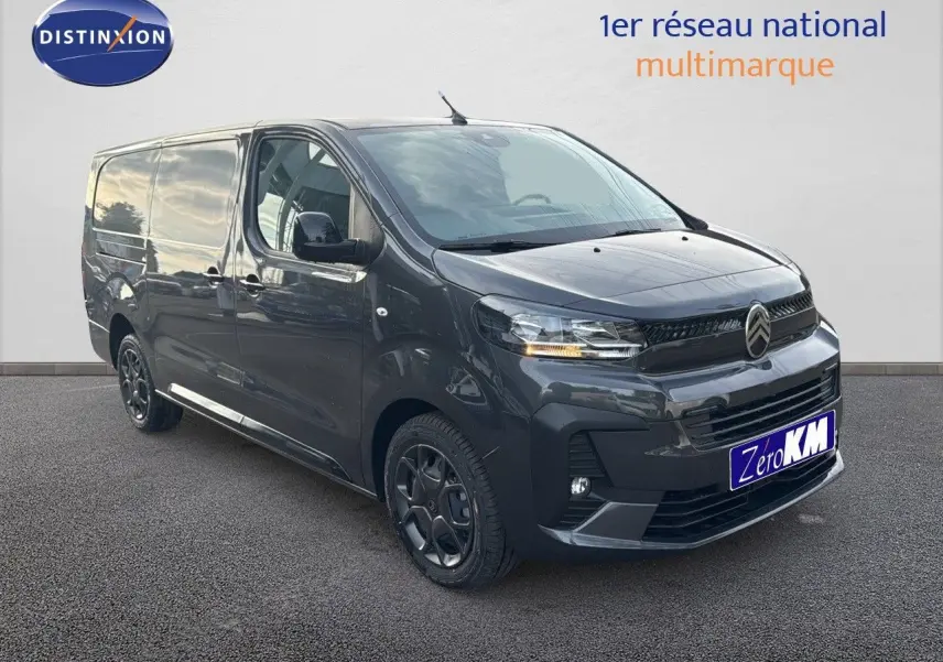 Vue 3/4 avant du Citroën Jumpy Fourgon XL gris titane métal avec jantes noires et calandre distinctive.