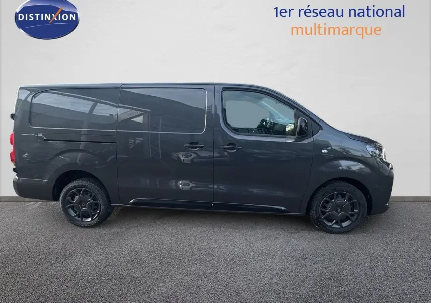 Profil côté gauche d'un Citroën Jumpy Fourgon XL gris titane métallisé avec jantes noires sur fond neutre.