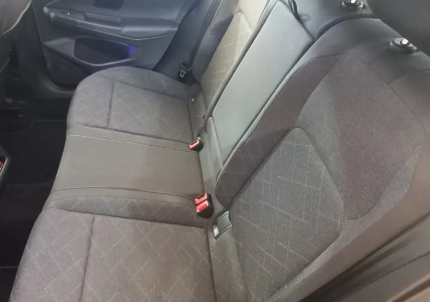 Vue intérieure du siège arrière gris foncé de la Volkswagen Golf 1.5 ETSI 2022 avec ceinture et appuie-tête visibles.
