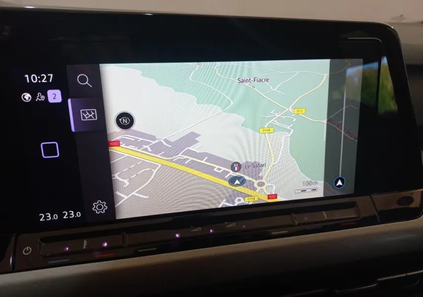 Écran tactile central affichant la navigation GPS dans l'habitacle d'une Volkswagen Golf bleue 2022.