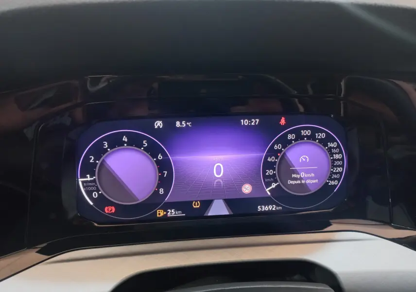 Affichage numérique du tableau de bord de la Volkswagen Golf 2022, avec compte-tours et vitesse à zéro.